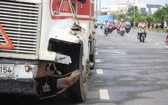 Xe đầu kéo mất lái húc đổ cây xanh, rơi thùng container trên phố