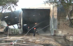Cháy lớn giữa ngày mưa, kho nông sản bị thiêu rụi