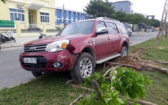 Xế hộp gặp tai nạn vì ... tông phải bò ngủ giữa đường