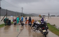 Tỉnh "phanh" thủy điện xả lũ, hàng loạt vùng hạ du vẫn ngập nặng