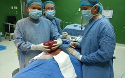 Cắt bỏ khối u "khủng" khỏi cổ cụ bà U70