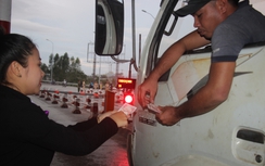 Tài xế dùng tiền lẻ mua vé, BOT Nam Bình Định phải xả làn