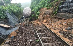 Lại sạt lở, tê liệt đường sắt Bắc - Nam qua đèo Hải Vân