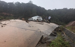 Quốc lộ miền Trung oằn mình gánh hư hại do mưa lũ