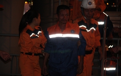 Cứu thành công 7 thuyền viên sau gần nửa ngày bị sóng dữ vùi