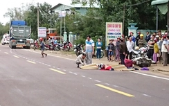 Bình Định: Xe đầu kéo đâm xe máy, 2 người chết tại chỗ