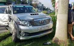Xế hộp đâm nhau, hàng loạt xe máy "vạ lây"