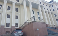 Xe trá hình bất ngờ xuất hiện trong sân TAND cấp cao