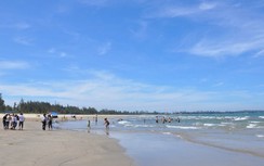 Thêm 3 người ở Quảng Ngãi bị sóng cuốn khi tắm biển đầu năm