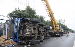 Tài xế ngủ gật, xe chở dưa đâm dải phân cách rồi lật nhào