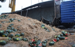 Lật xe chở dưa:Dân không “hôi của”, cùng bộ đội gom giúp tài xế