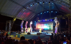 Hào hứng nghe thủy thủ siêu tàu bay Mỹ hát tiếng Việt