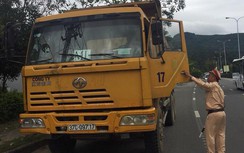 Bị kiểm tra, tài xế chở đất "lậu" chây ì xuất trình giấy tờ