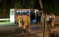 Xe khách nát đầu sau cú đâm xe tải, 4 người bị thương