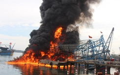 Tàu cá chục tỷ cháy rụi trong lúc chuẩn bị ra khơi