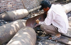 Đục bom bi lấy thuốc nổ, bị mảnh bom đâm xuyên ngực tử vong