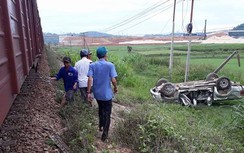 Bị tàu hỏa đâm, ô tô bẹp dúm, một người tử vong tại chỗ