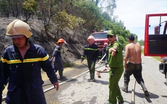 Hai giờ vật lộn khống chế cháy rừng giữa trưa nắng gay gắt