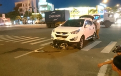 Xe máy biến dạng dưới gầm xế hộp, 2 thiếu nữ văng ra đường