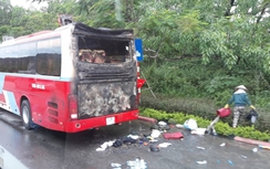 Xe du lịch bốc cháy, hàng chục hành khách hoảng loạn