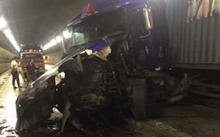 Xe đầu kéo đâm nhau cực mạnh, hầm Hải Vân ách tắc nhiều giờ