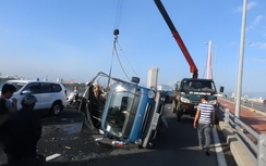 Xe tải lật chắn ngang đường, cầu Trần Thị Lý ùn ứ nghiêm trọng