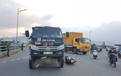 Xe ben đâm xe máy trên cầu vượt, người phụ nữ chết tại chỗ