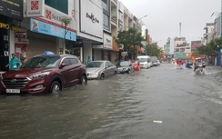 "Biển nước" nhấn chìm đường, giao thông Đà Nẵng tê liệt
