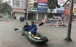 Người dân bơi xuồng, quăng lưới bắt cá giữa phố Đà Nẵng