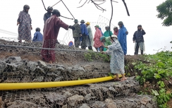 Dùng rọ đá gia cố sạt lở, thông tuyến đường sắt qua Đà Nẵng