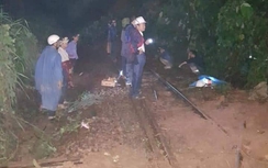 Trắng đêm khắc phục sạt lở mưa lũ, thông đường sắt qua Hải Vân