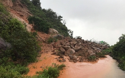 Sạt lở nghiêm trọng, đường lên Bán đảo Sơn Trà tắc nghẽn
