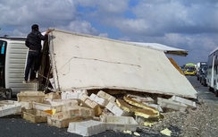 Lật xe tải, cá tràn cao tốc Đà Nẵng - Quảng Ngãi