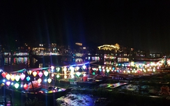Hàng ngàn người đội mưa đón Giao thừa tại Hội An
