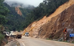 Khắc phục hư hỏng quốc lộ do mưa kéo dài dịp Tết dương lịch