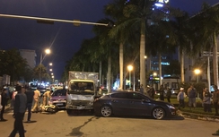 Dừng đèn đỏ, ô tô và xe máy bị xe tải húc văng