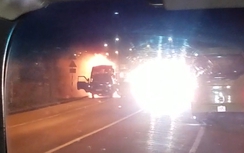 Xe tải cháy ngùn ngụt, đường dẫn Nam Hải Vân ùn tắc trong đêm