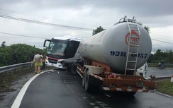 Xe đầu kéo lại tông trực diện xe khách trên đèo Hải Vân