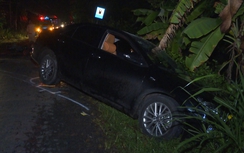 Xe Camry cắm đầu vào bụi cây, thanh niên văng lên nóc sau TNGT