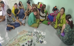 Bắt quả tang 11 "quý bà" sát phạt trên chiếu bạc