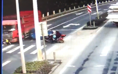 Video: Bé trai thoát chết dù bị cuốn vào gầm xe tải