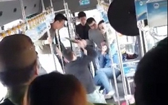 Video: Hỗn chiến trên xe buýt ở Hà Nội