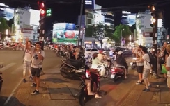 Video: Hai ông Tây nhiệt tình thổi còi điều tiết giao thông ở TP.HCM