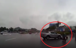 Xe máy đâm thẳng đầu xe bán tải ở Lào Cai