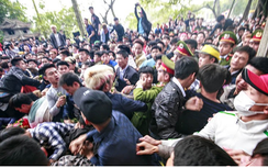 Video: Hàng chục thanh niên bay qua rào tranh cướp lộc đền Gióng