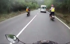 Thót tim phượt thủ đứng trên yên xe máy khi đổ đèo Bảo Lộc