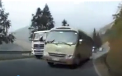 Xe khách giỡn mặt tử thần trên đường đèo Sapa