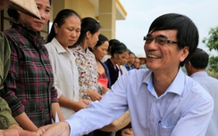 Ngành GTVT Quảng Ngãi đến vùng lũ, trao tiền hỗ trợ cho người dân