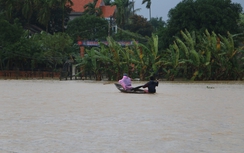 Hỗ trợ hàng xóm đi đẻ, nam thanh niên bị lũ cuốn trôi