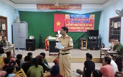 CSGT Bình Định tuyên truyền ATGT cho đồng bào dân tộc